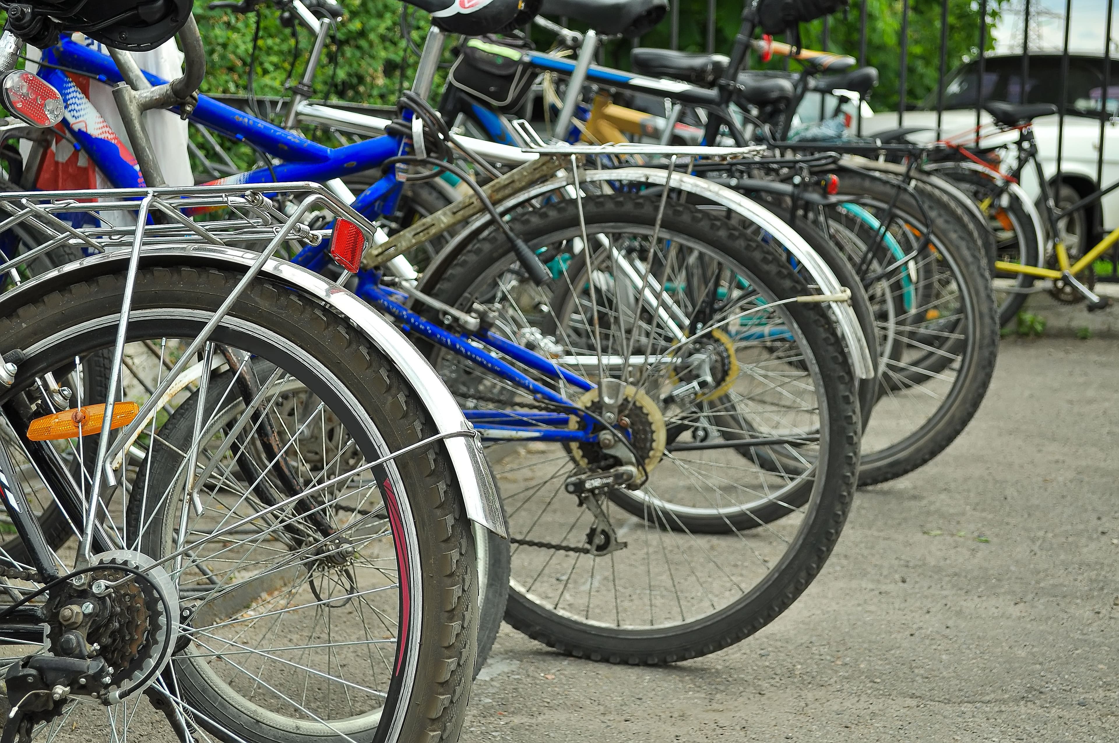 Cykelparkering, række af cykler perspektiv, hjul tæt på.
