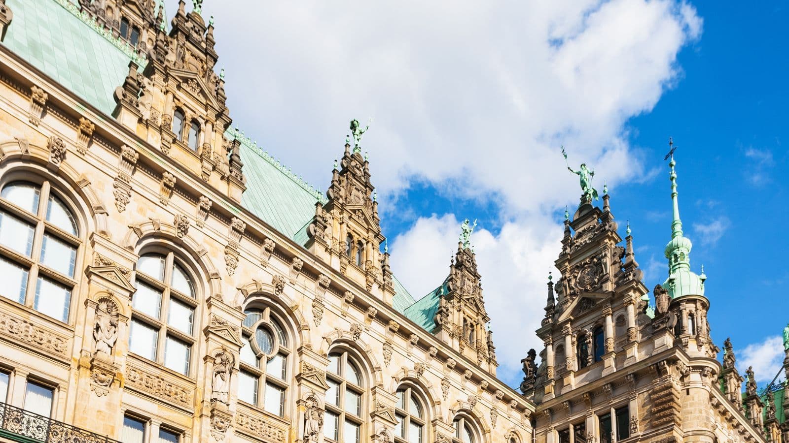 Rådhuset Hamborg Rathaus historisk bygning i blå himmel