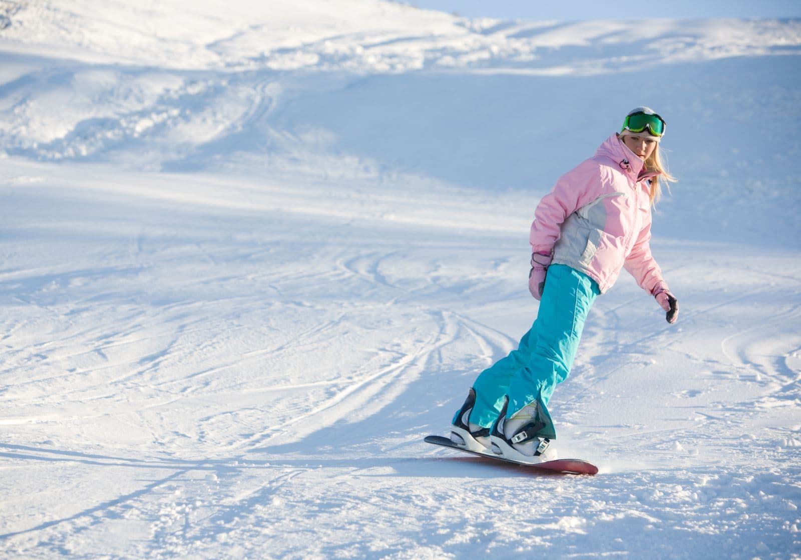 Kvinde på snowboard i snelandskab