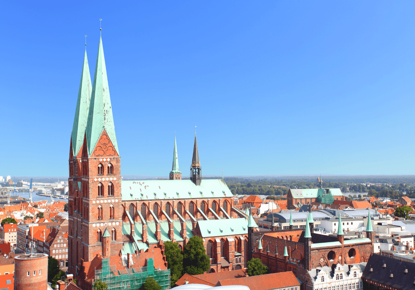 Mariekirken i Lübeck set ovenfra med klar blå himmel bagved