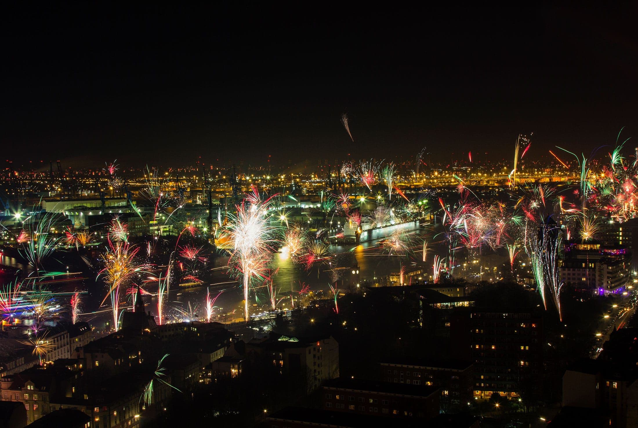 Fyrværkeri på en sort natte himmel
