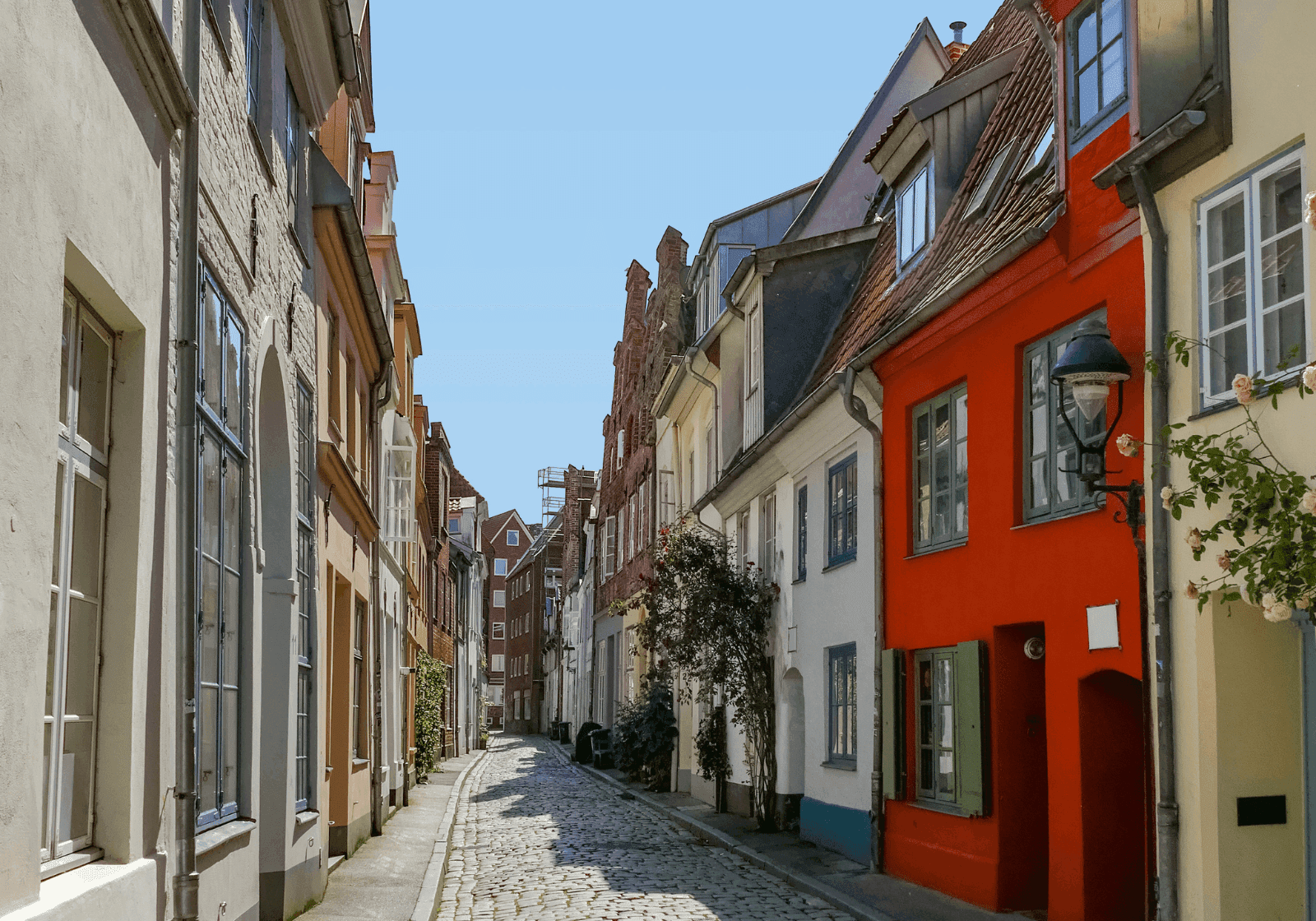 Smal gade i Lübeck med huse i mange forskellige farver