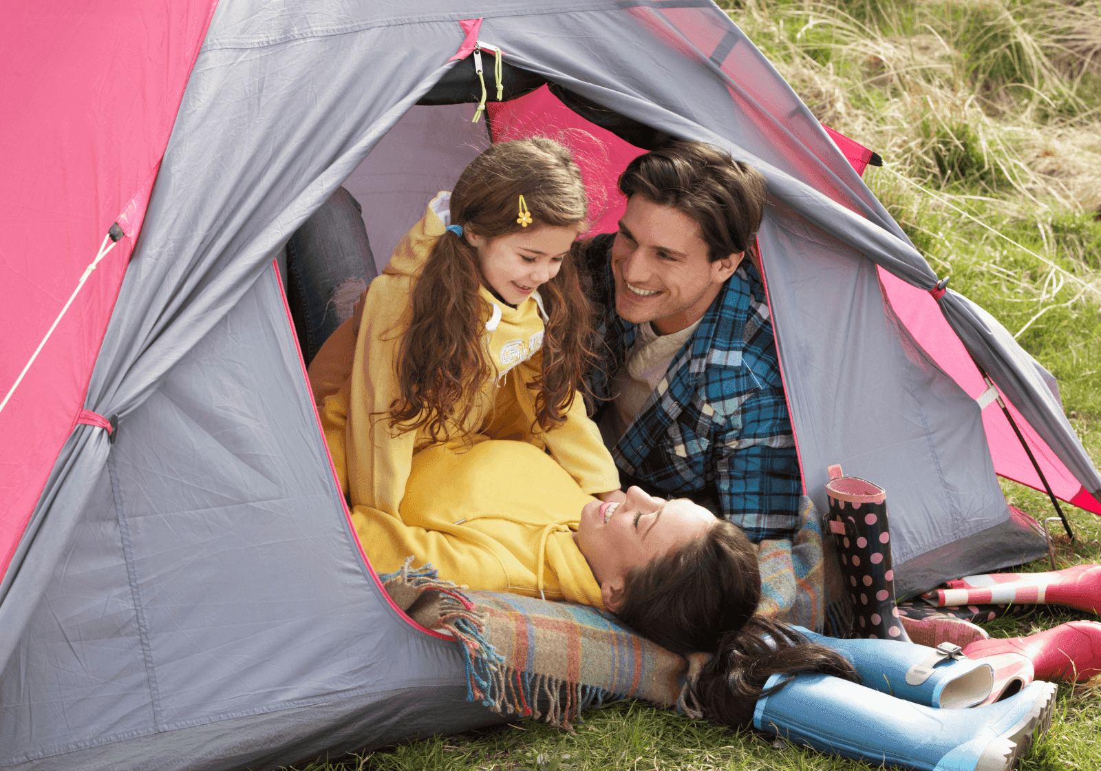 Familie slapper af inde i telt på campingferie