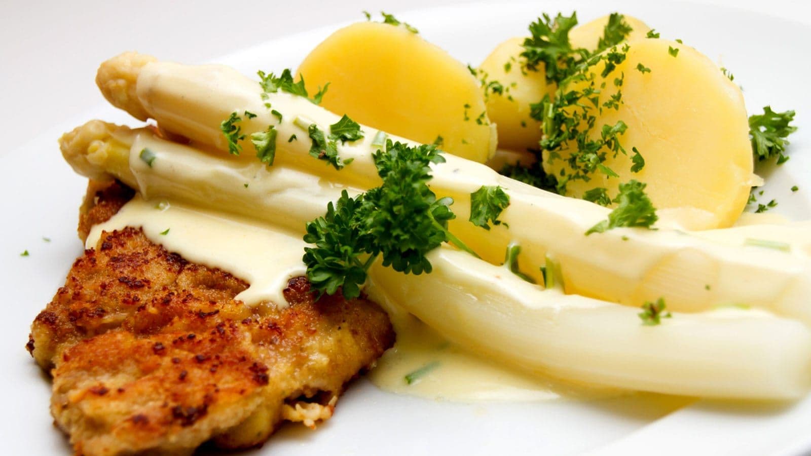 Wiener schnitzel with potatoes, asparagus and parsley