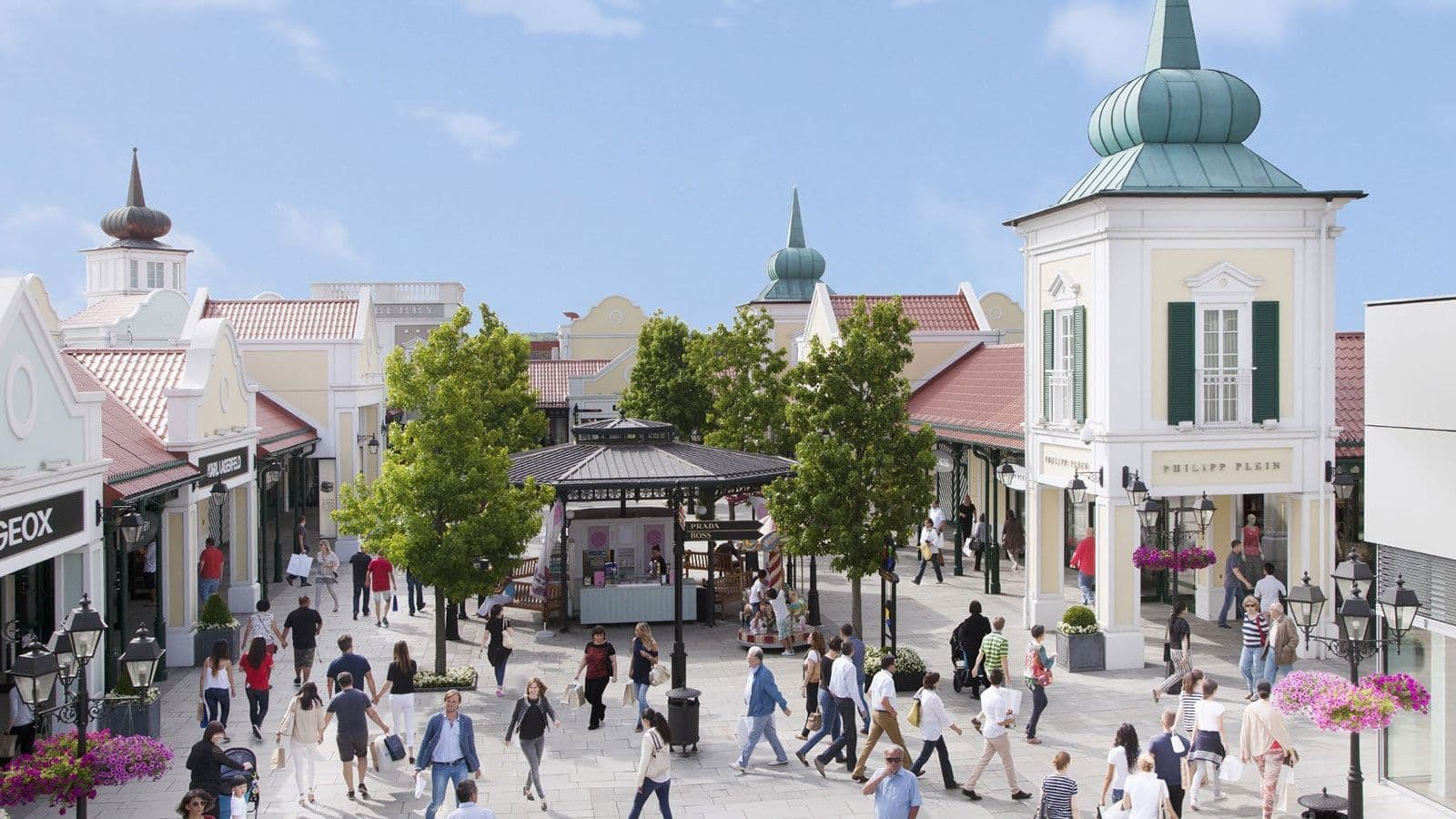 Little cozy square with a lot of shopping stores