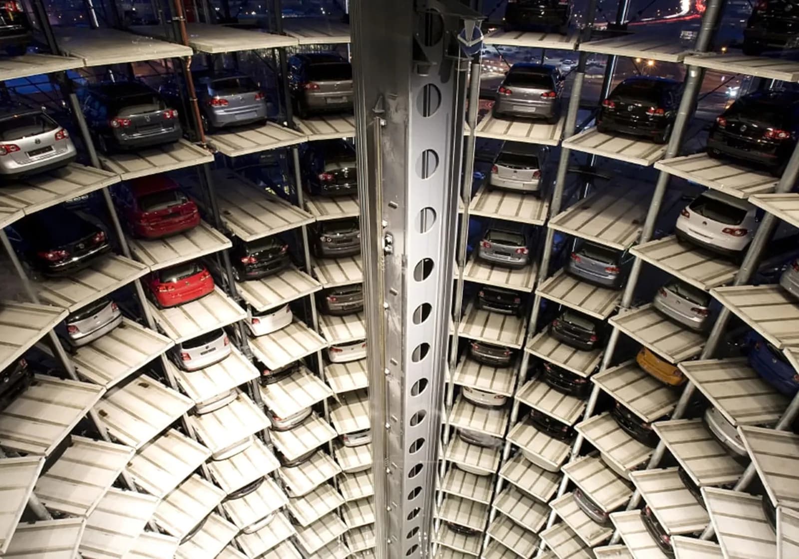 Volkswagen fabrikshal med færdige biler