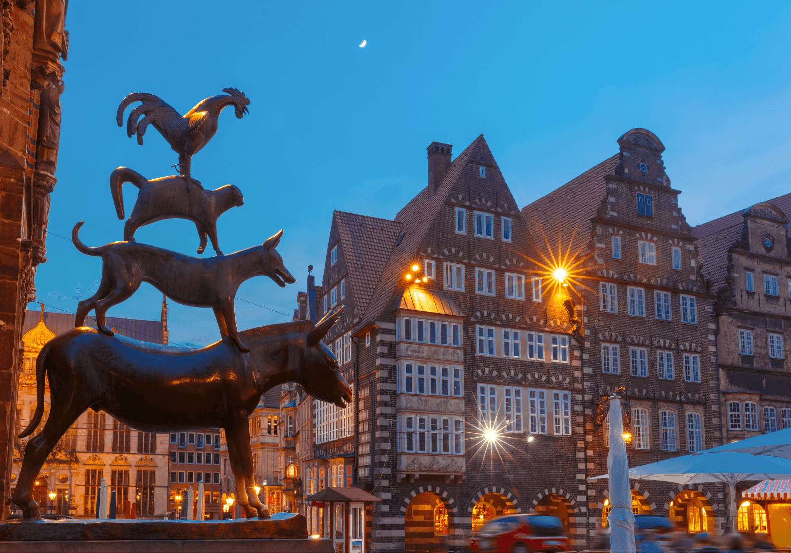 Berømt statue af Bremen bymusikanterne, æsel, hund, kat og hane, fra Grimms berømte eventyr i centrum af Bremen, Tyskland