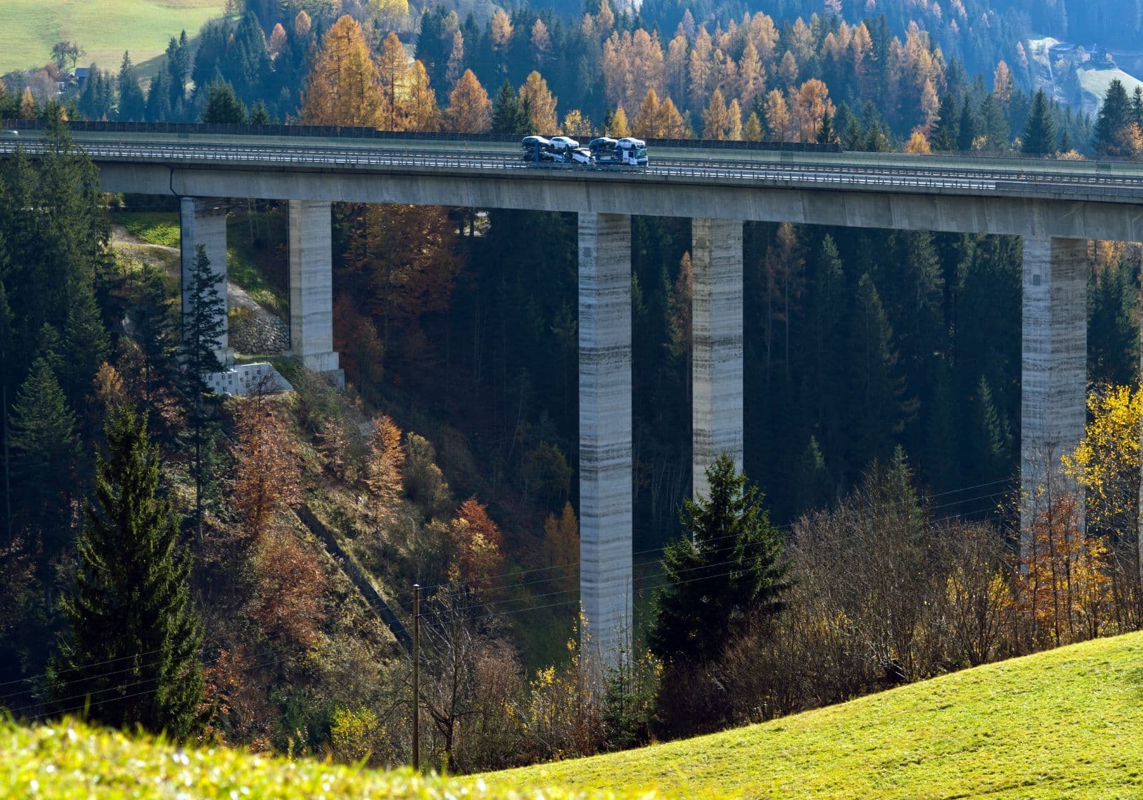 En høj motorvejsbro på Tauern-motorvejen i Østrig